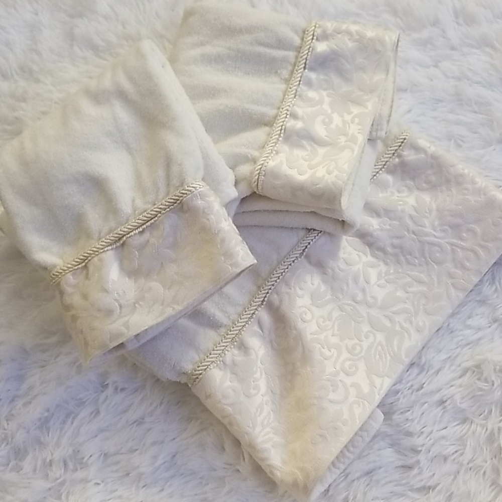 3 pc. Decorative Towel Set